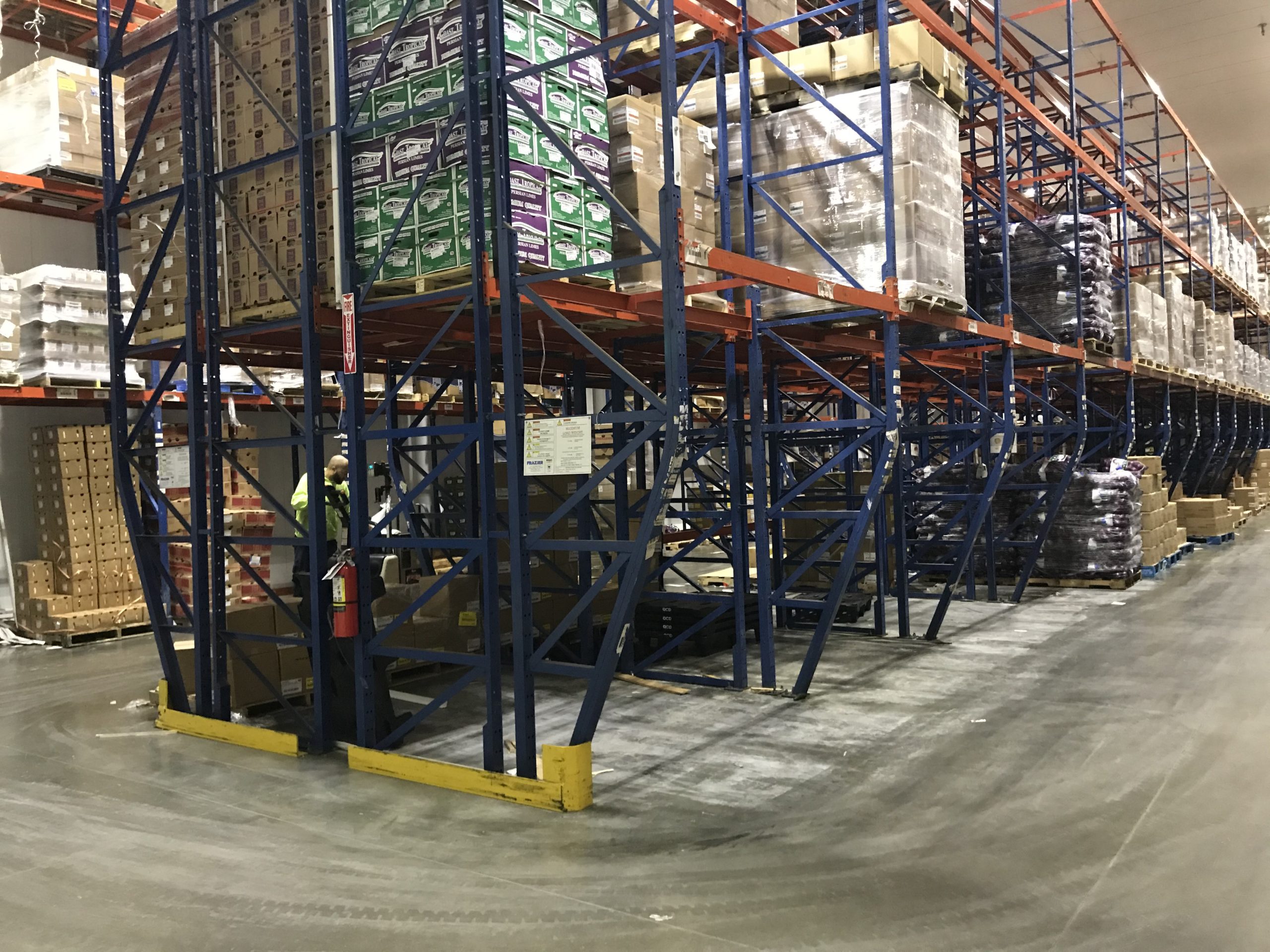 Selective Pallet Rack - Western Storage and Handling Empty and full selective pallet racks in a large warehouse
